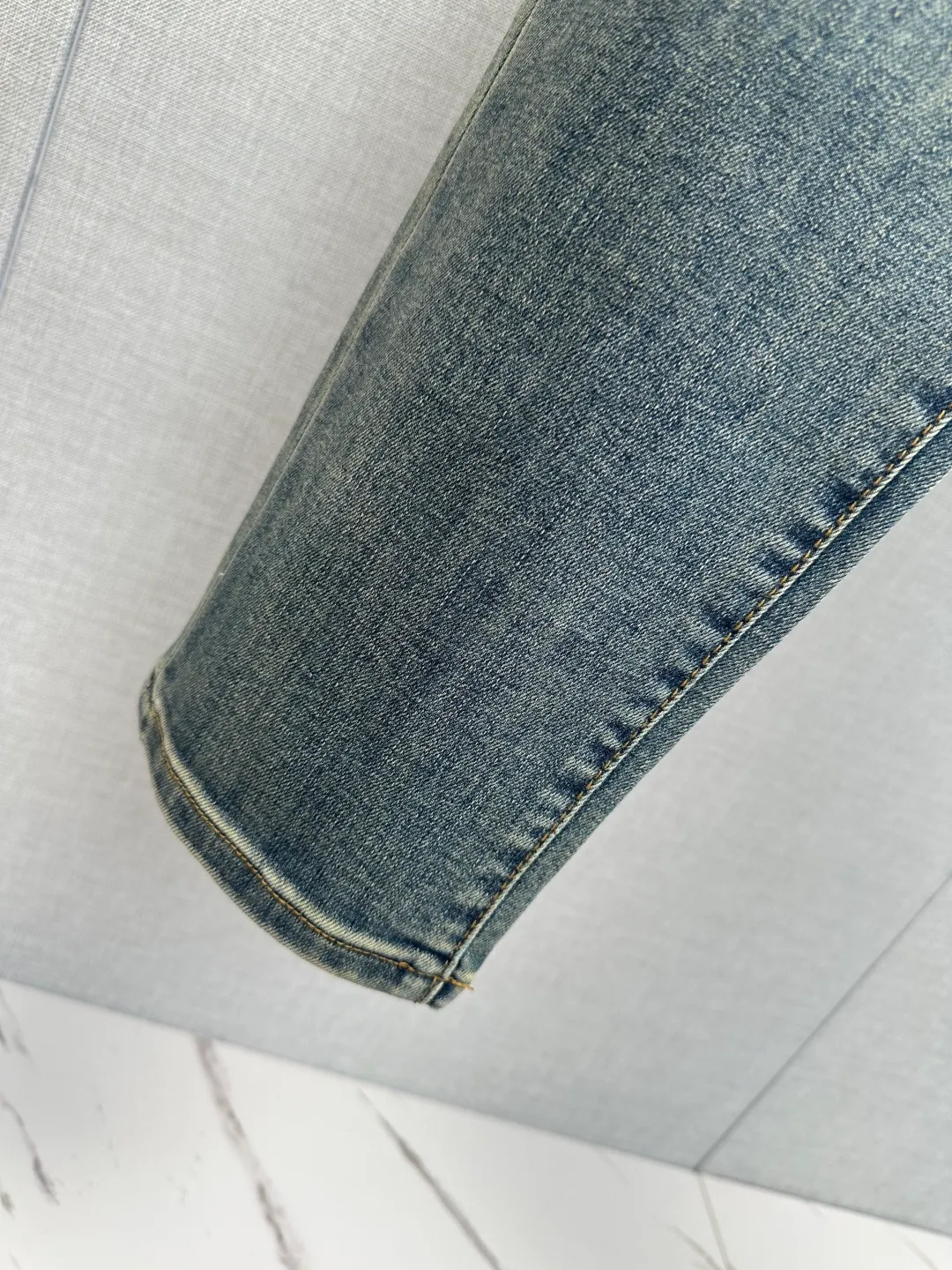 Available at the official website counter at the same time, the Original is a very stylish pair of jeans, with customized original washed denim fabric, unique design, top-notch printing technology letter pattern logo, original hardware accessories decoration, an extremely outstanding pair of jeans, the materials and craftsmanship are extremely luxurious and exquisite, extremely high-grade, handsome and stylish upper body, recommended 👍, Sizes: 29-38